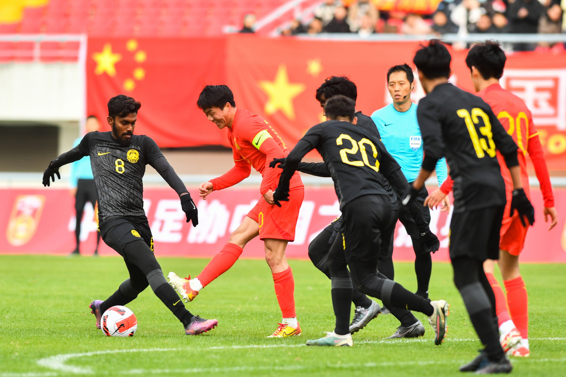 尊龙凯时-关于体育界顶尖足球赛事持续激烈，球队争夺激烈的信息